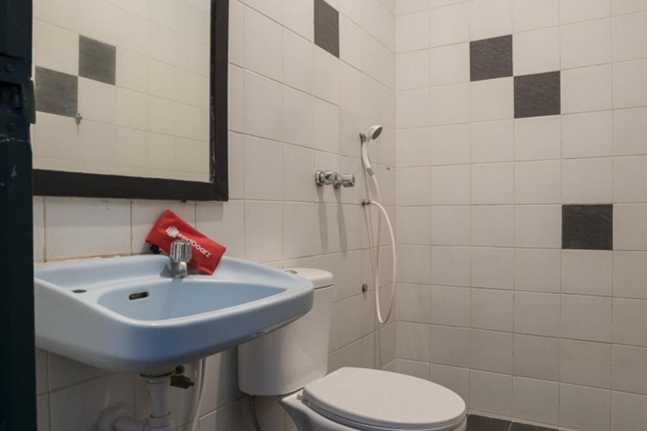 Reddoorz Plus Near Jakarta Kota Station Exterior photo