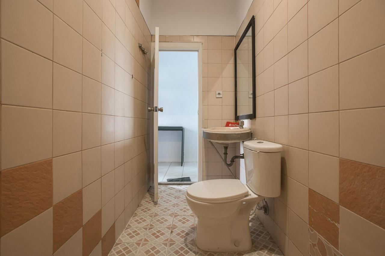 Reddoorz Plus Near Jakarta Kota Station Exterior photo