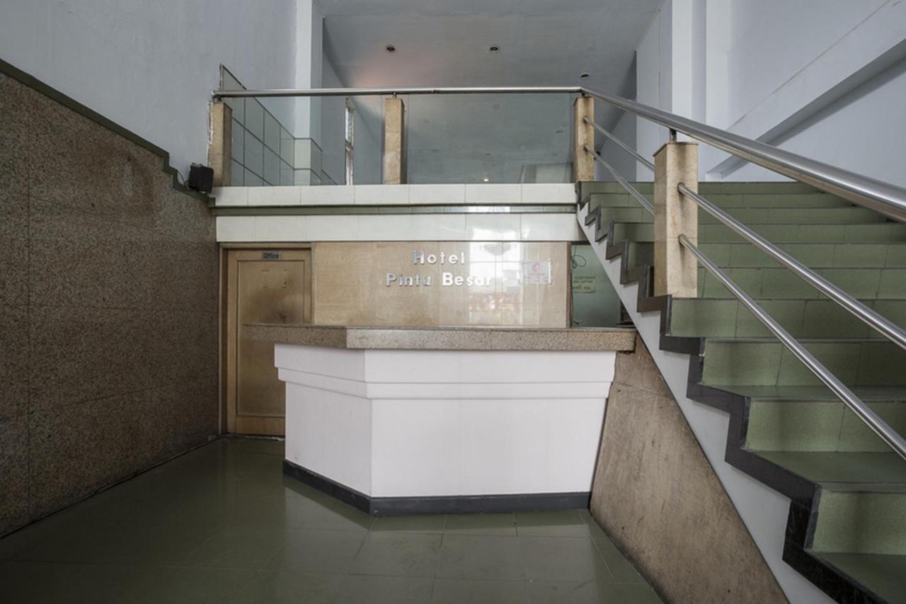 Reddoorz Plus Near Jakarta Kota Station Exterior photo