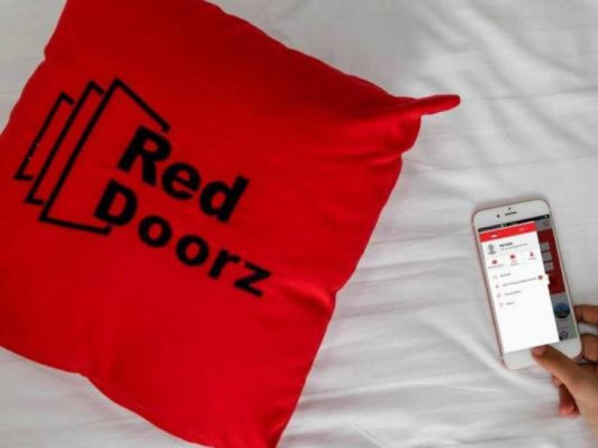 Reddoorz Plus Near Jakarta Kota Station Exterior photo